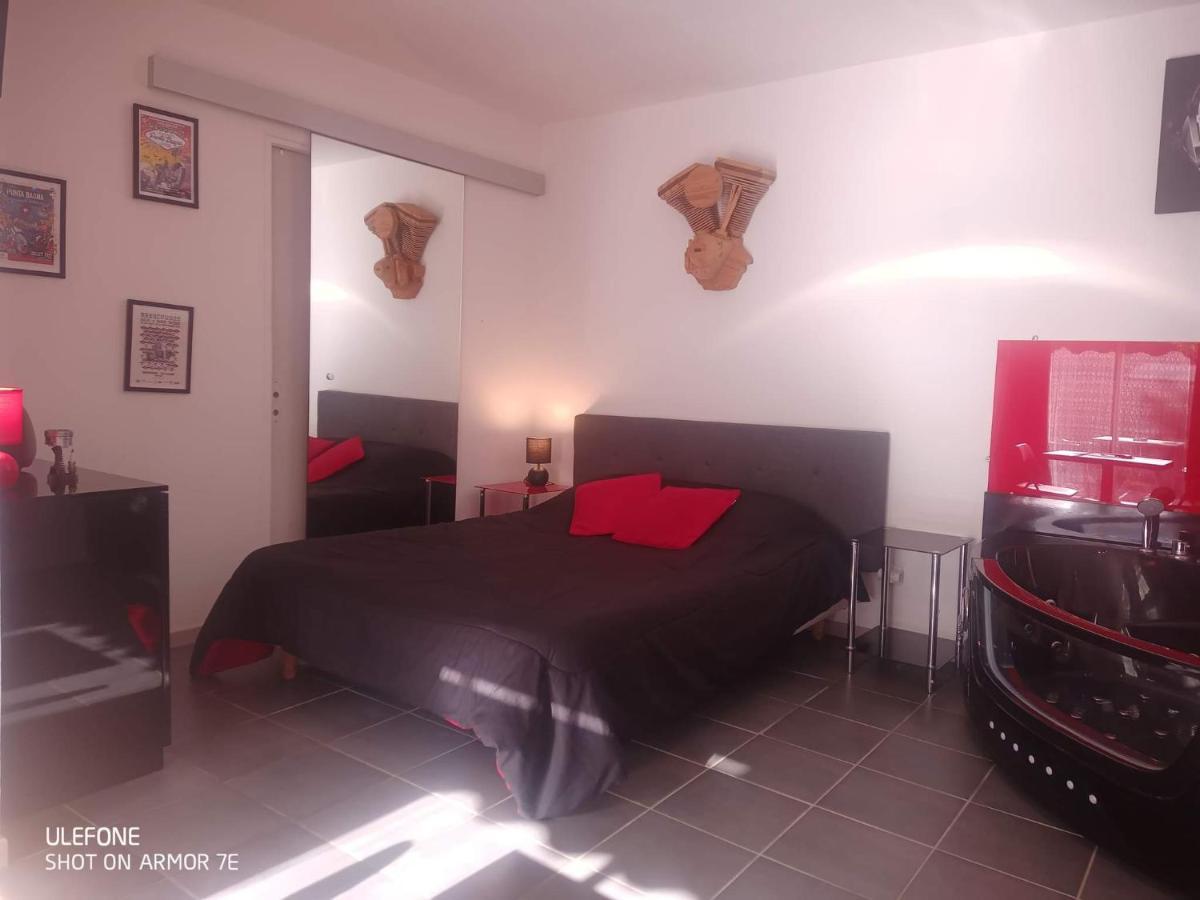 "Le Maloya" Chalets Independants -Chambre Balneo - Relais Motards Лакон Экстерьер фото